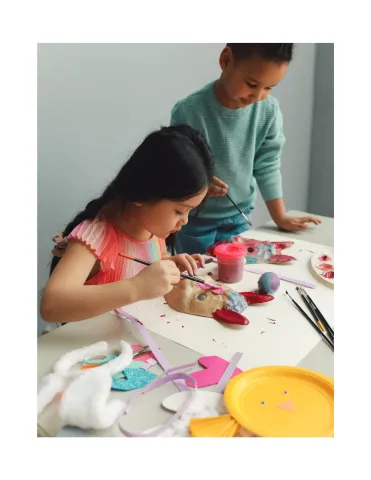 kids painting a mask