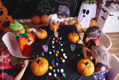 kids decorating pumpkins